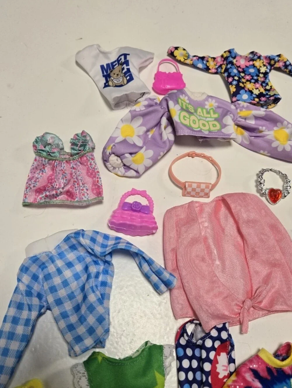 11 short sleeve shirts, 6 long sleeve shirts, 7 tank tops, 7 purses,